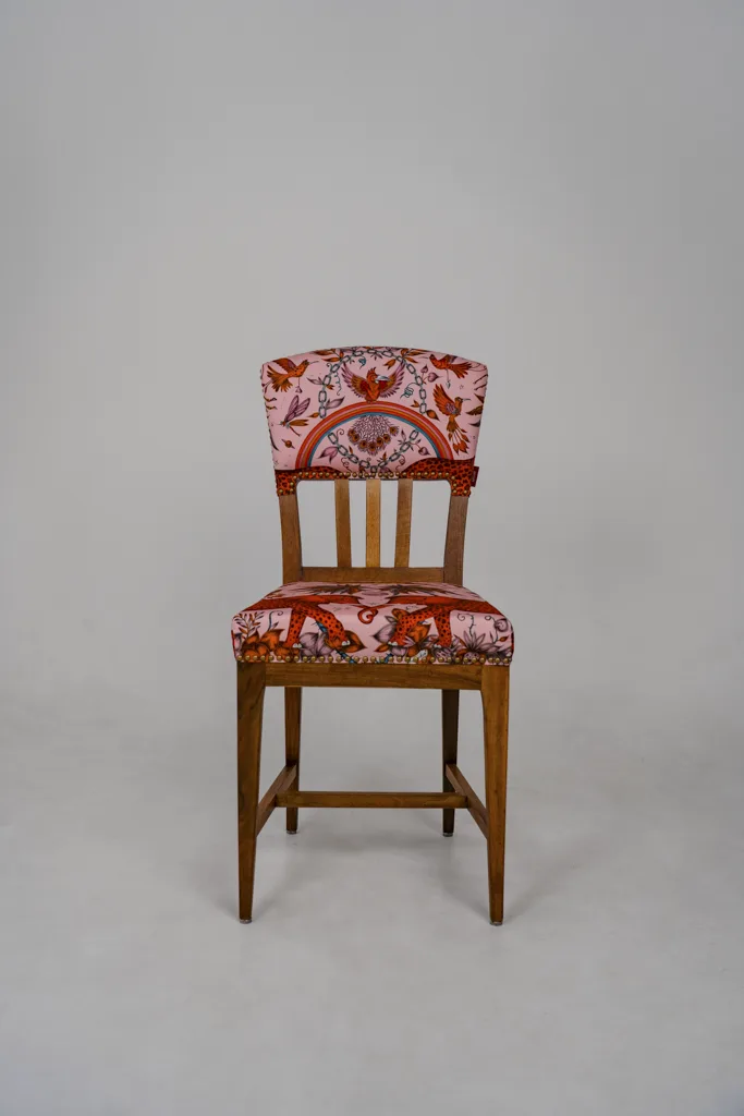 Holzstuhl mit neu gepolsterter Sitzfläche und Rückenlehne in rosa Designstoff – individuelle Polsterarbeit von apolsteria in Saalfelden.