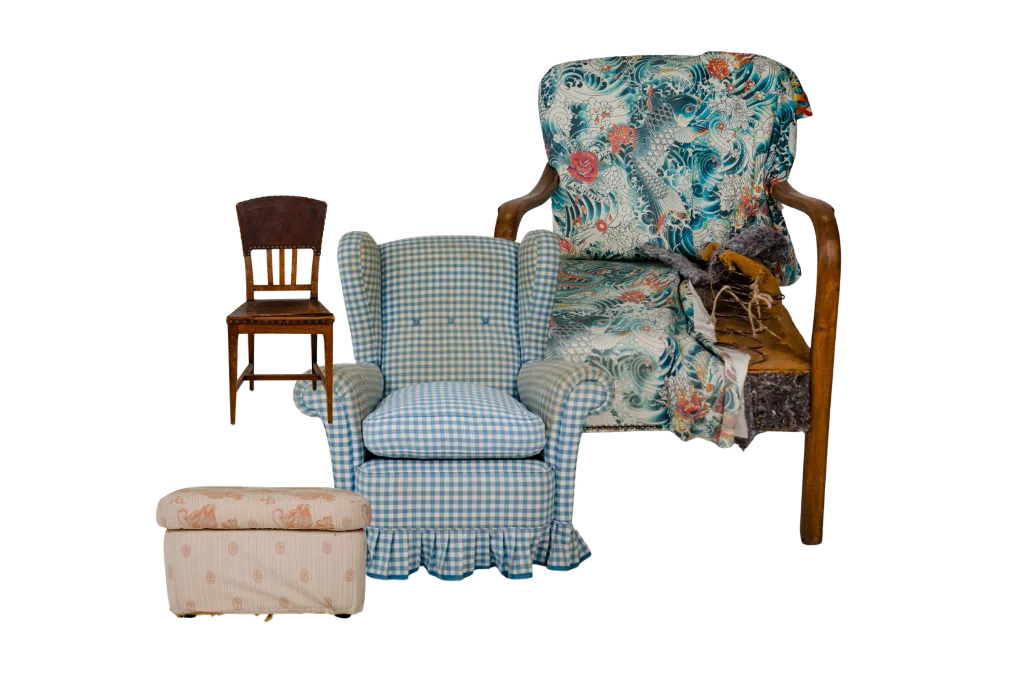 Auswahl individuell gepolsterter Möbel von apolsteria – Sessel, Stuhl und Hocker mit hochwertigen Stoffen und traditioneller Handwerkskunst.